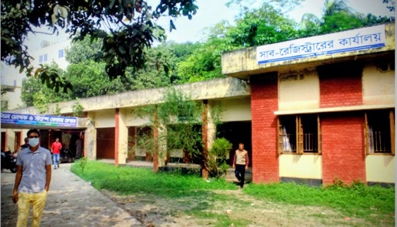 চরভদ্রাসনে উপজেলা সাব-রেজিষ্ট্রার দীপা রানী নন্দী সপ্তাহে মাত্র একদিন অফিস করে